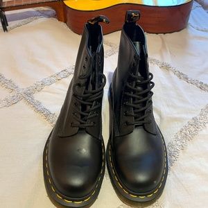 1460 SMOOTH LEATHER LACE UP BOOTS